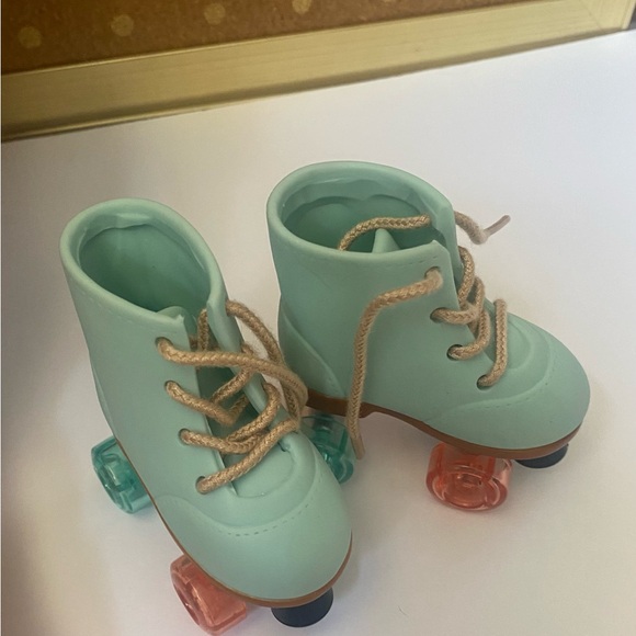 Our Generation 18" Fashion Doll and roller skates accessories - Picture 4 of 10